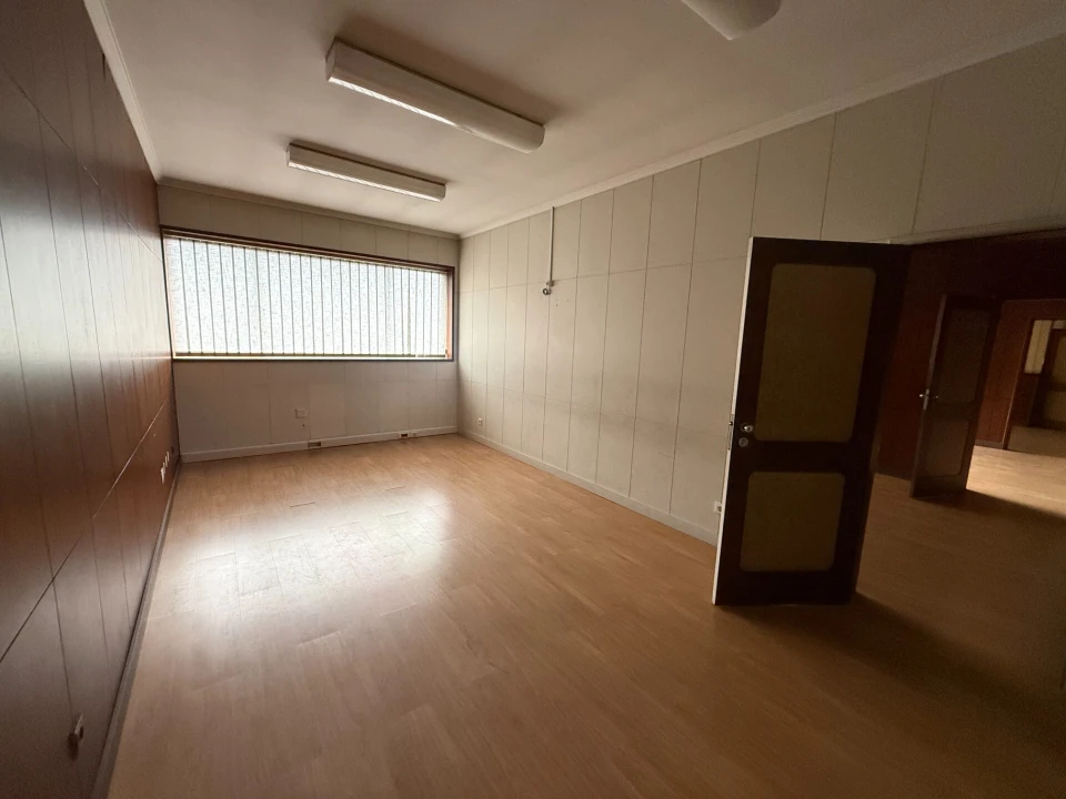 Escritório para Arrendamento em Creixomil Foto 17