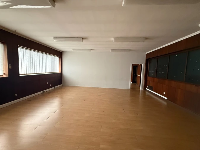 Escritório para Arrendamento em Creixomil Foto 6