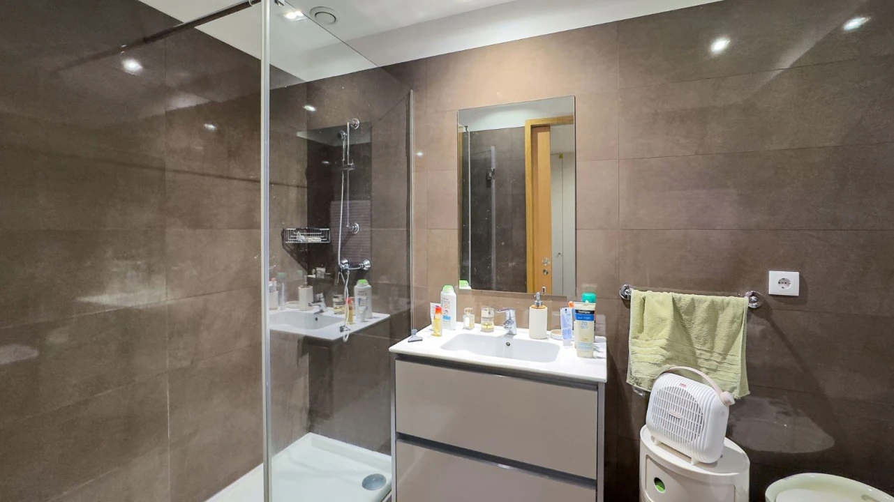 Apartamento T1 para Arrendamento em Arcozelo Foto 9