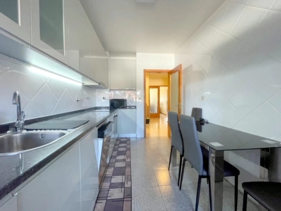 Apartamento T2 para Arrendamento em Vilar de Andorinho Foto 12