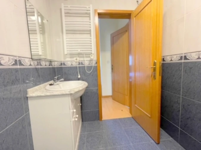 Apartamento T2 para Arrendamento em Vilar de Andorinho Foto 29