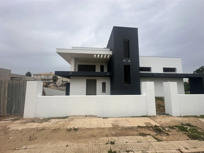 Moradia T4 para Venda em Quelfes