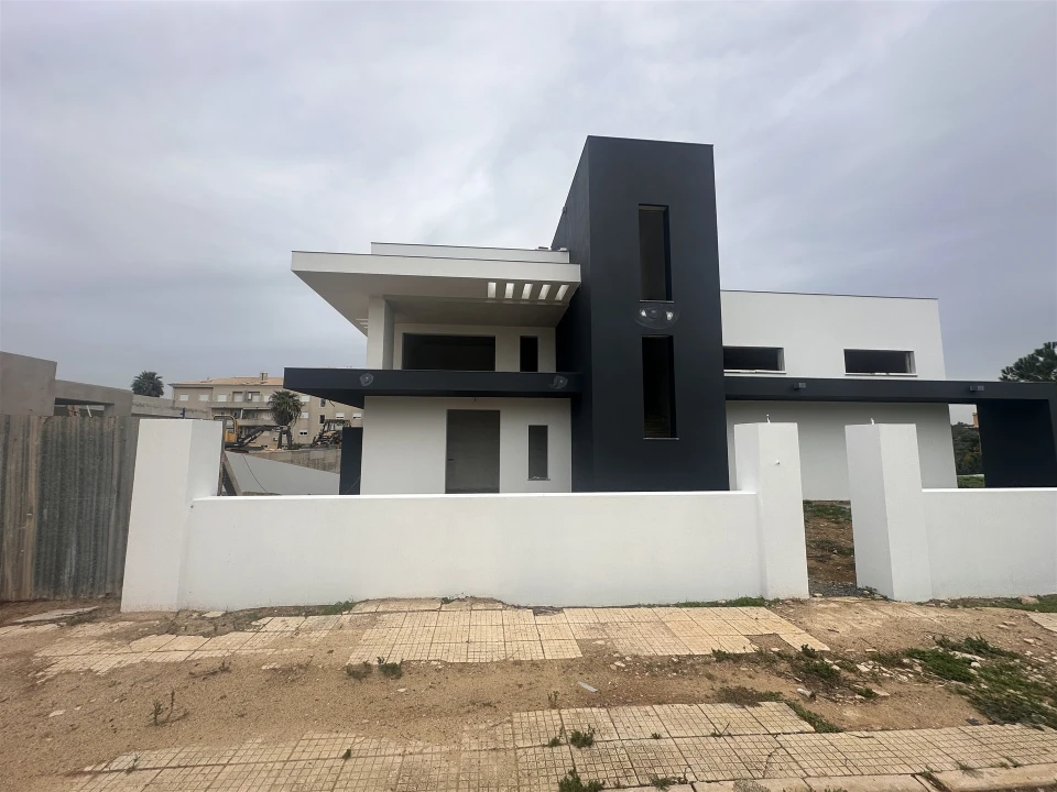 Moradia T4 para Venda em Quelfes Foto 1