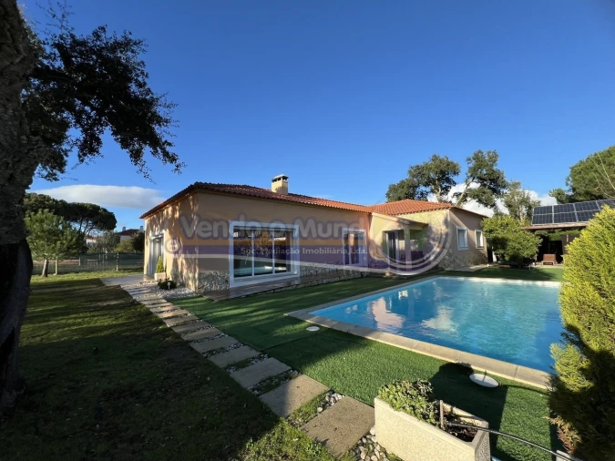 Moradia T4 para Venda em Santo Estêvão Foto 1