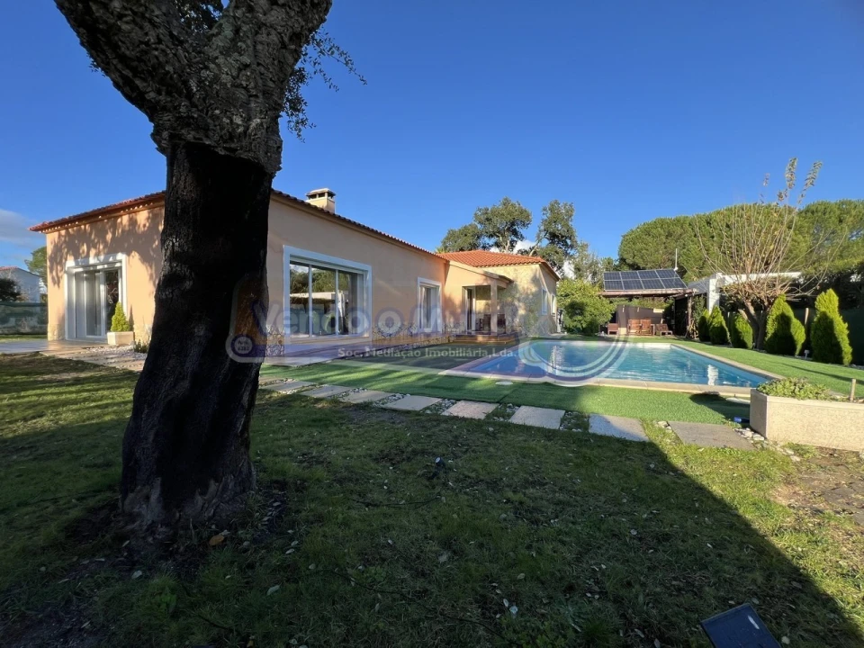 Moradia T4 para Venda em Santo Estêvão Foto 5