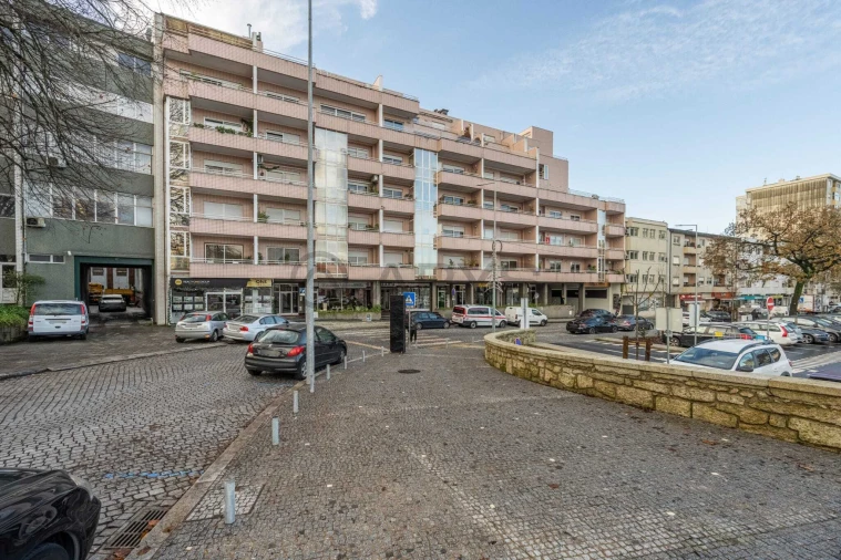 Loja para Venda em Santo Tirso, Couto (Santa Cristina e São Miguel) e Burgães Foto 3