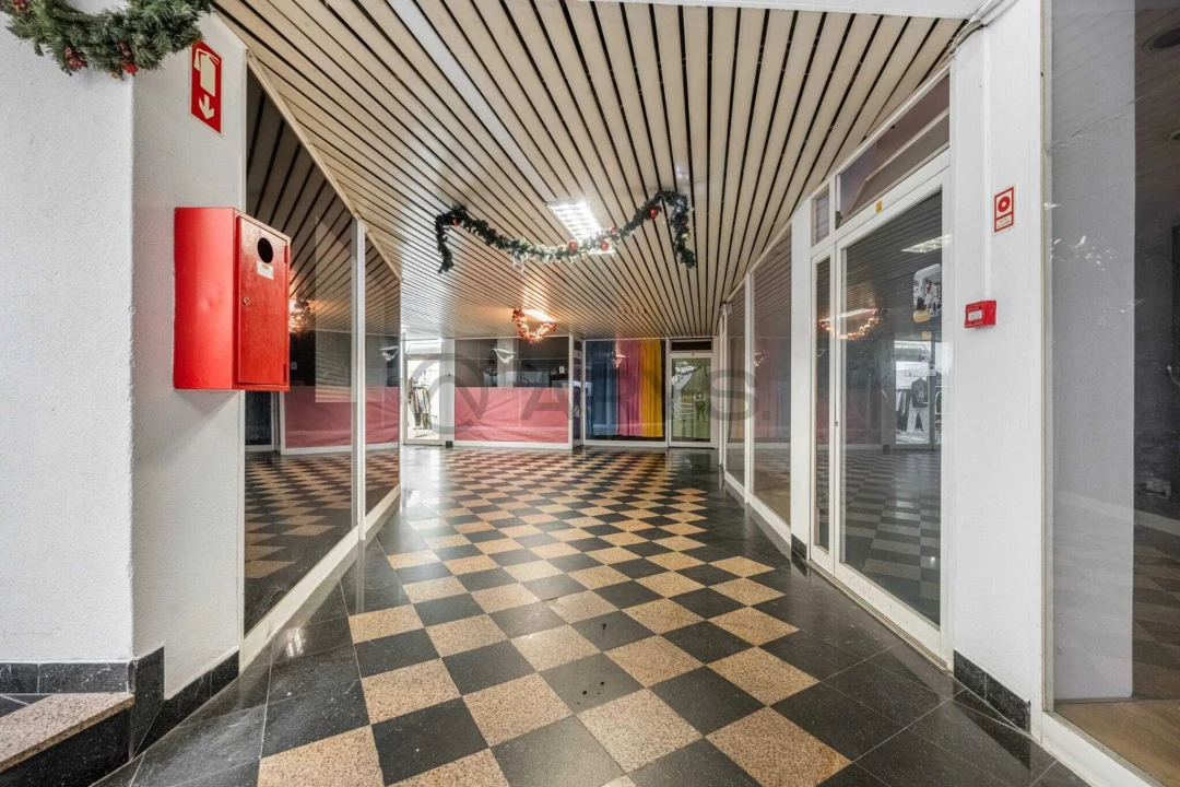 Loja para Venda em Santo Tirso, Couto (Santa Cristina e São Miguel) e Burgães Foto 7