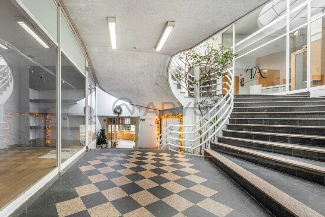 Loja para Venda em Santo Tirso, Couto (Santa Cristina e São Miguel) e Burgães Foto 8