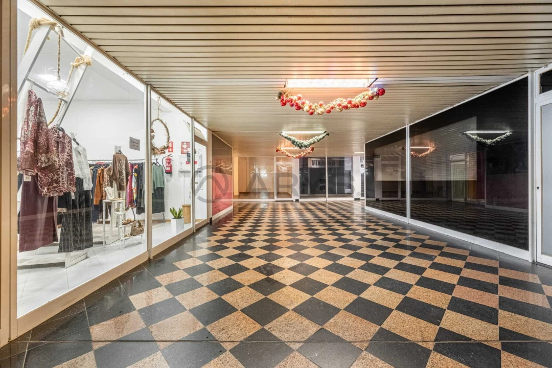 Loja para Venda em Santo Tirso, Couto (Santa Cristina e São Miguel) e Burgães Foto 9