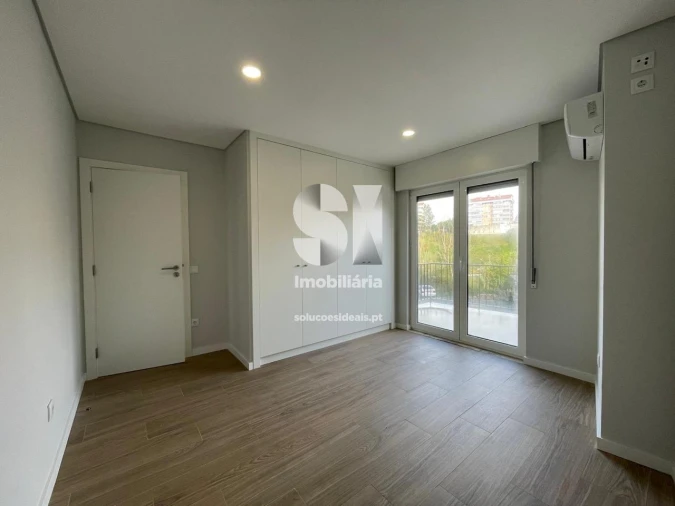 Apartamento T2 para Arrendamento em Santo Antonio dos Olivais Foto 6