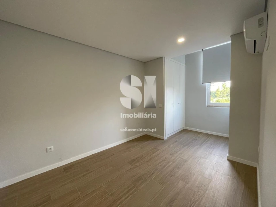 Apartamento T2 para Arrendamento em Santo Antonio dos Olivais Foto 4