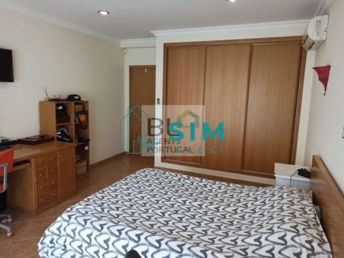 Moradia T5 para Venda em Quelfes Foto 9