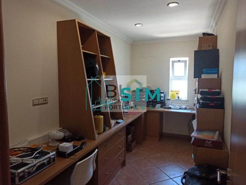 Moradia T5 para Venda em Quelfes Foto 12