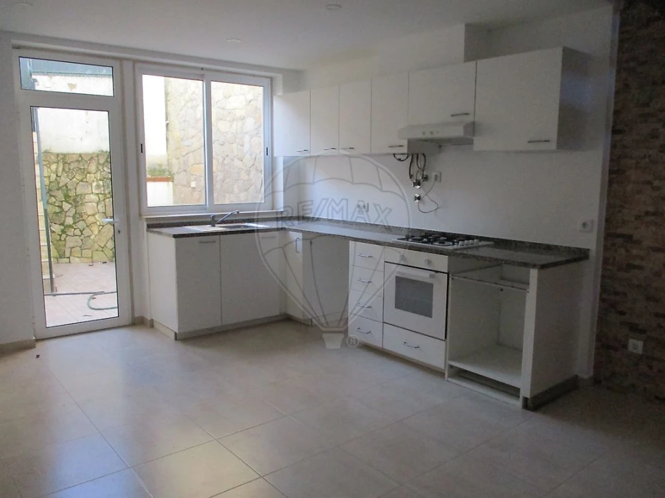 Moradia T1 para Venda em Azueira e Sobral da Abelheira Foto 3