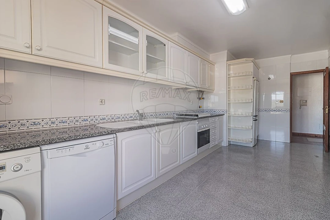 Apartamento T2 para Arrendamento em Queluz e Belas Foto 9