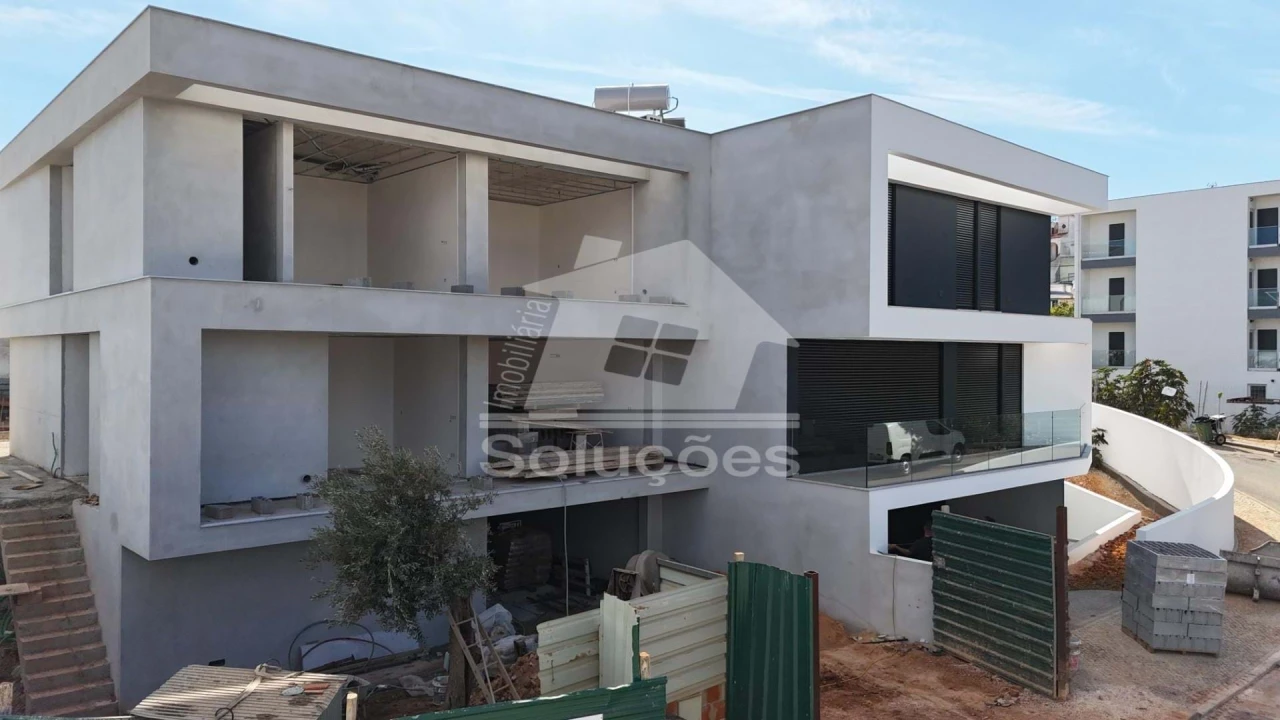 Moradia T4 para Venda em Estômbar e Parchal Foto 1