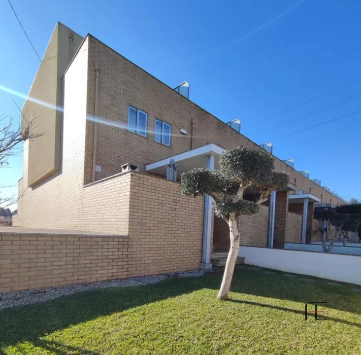 Moradia T4 para Venda em Serzedo e Perosinho Foto 1