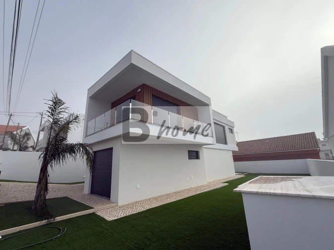 Moradia T4 para Venda em Charneca de Caparica e Sobreda