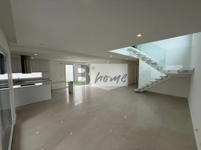 Moradia T4 para Venda em Charneca de Caparica e Sobreda Foto 3