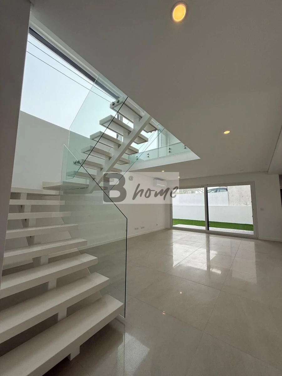 Moradia T4 para Venda em Charneca de Caparica e Sobreda Foto 10