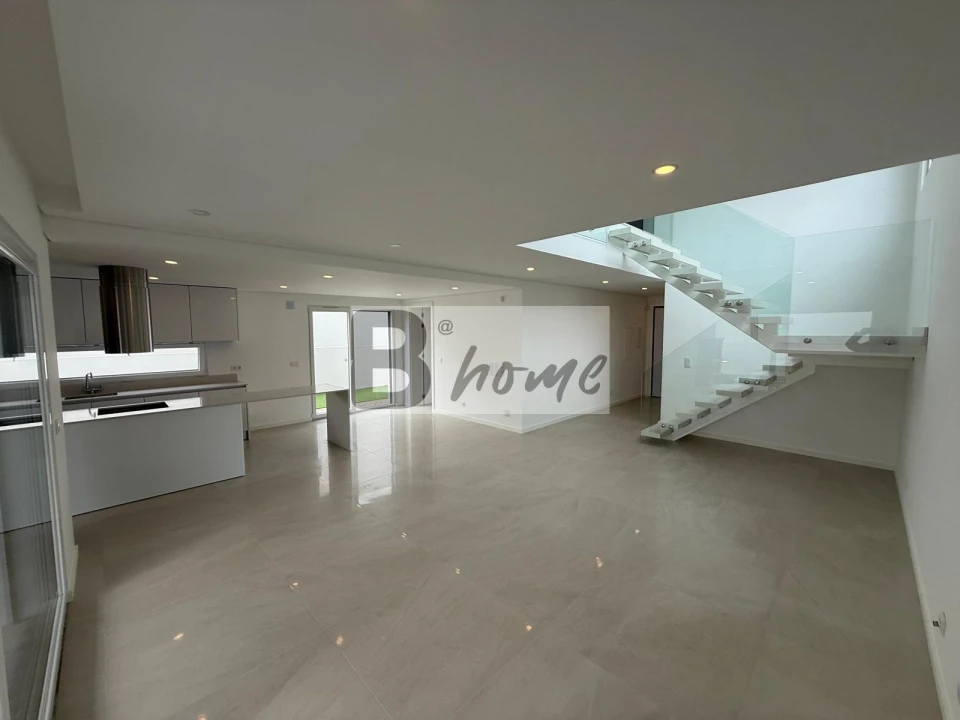 Moradia T4 para Venda em Charneca de Caparica e Sobreda Foto 3