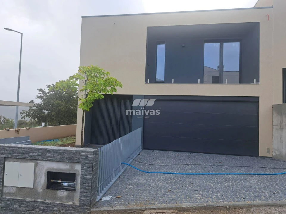 Moradia T3 para Venda em Lanhoso Foto 1