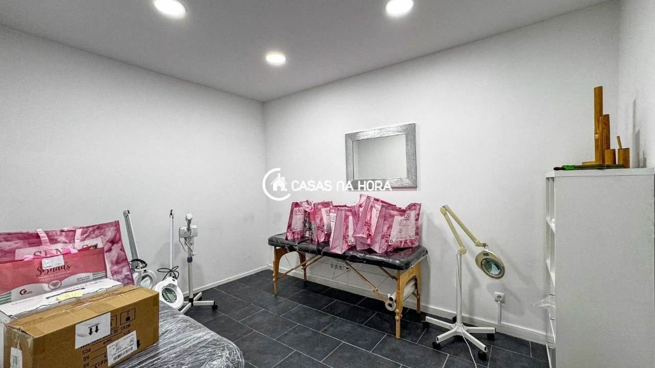 Loja para Arrendamento em Arcozelo Foto 8