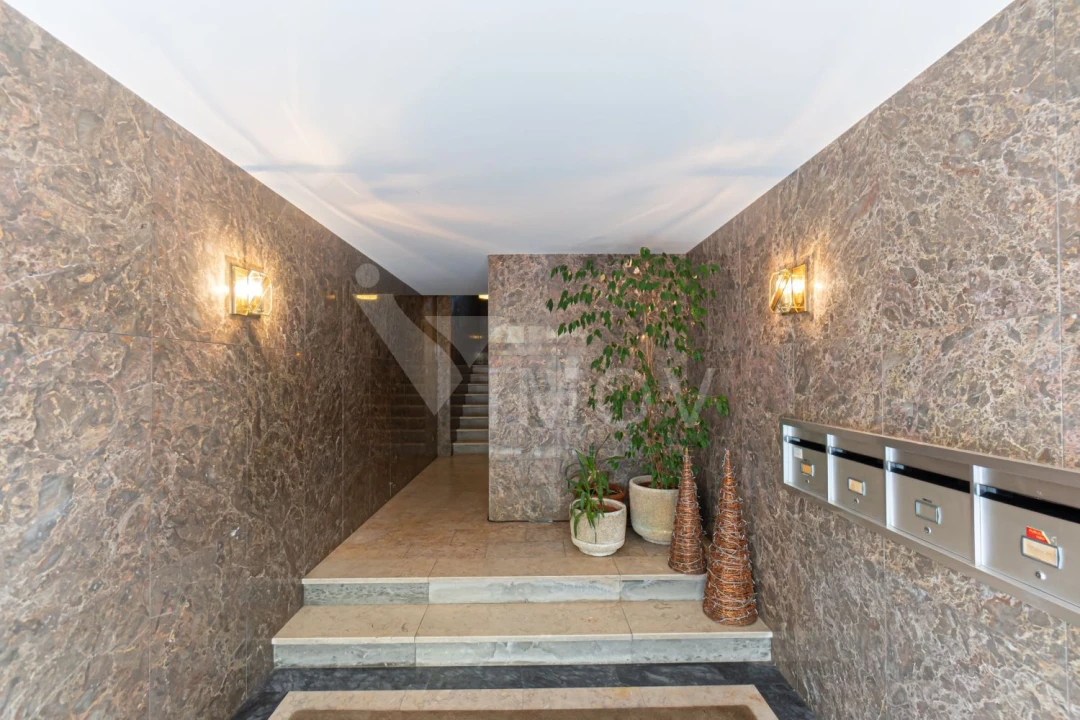 Apartamento T4 para Venda em Lordelo do Ouro e Massarelos Foto 1