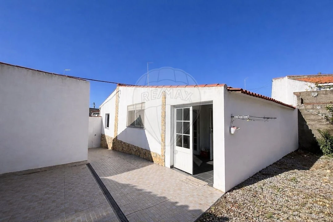 Moradia T2 para Venda em Corte do Pinto Foto 11