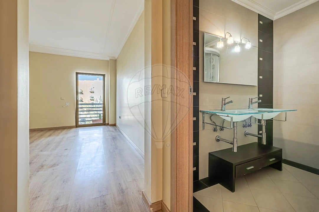 Apartamento T3 para Arrendamento em Vialonga Foto 16