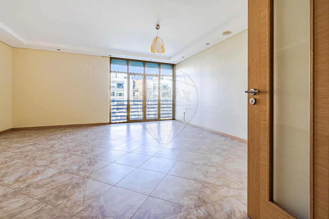 Apartamento T3 para Arrendamento em Vialonga Foto 2