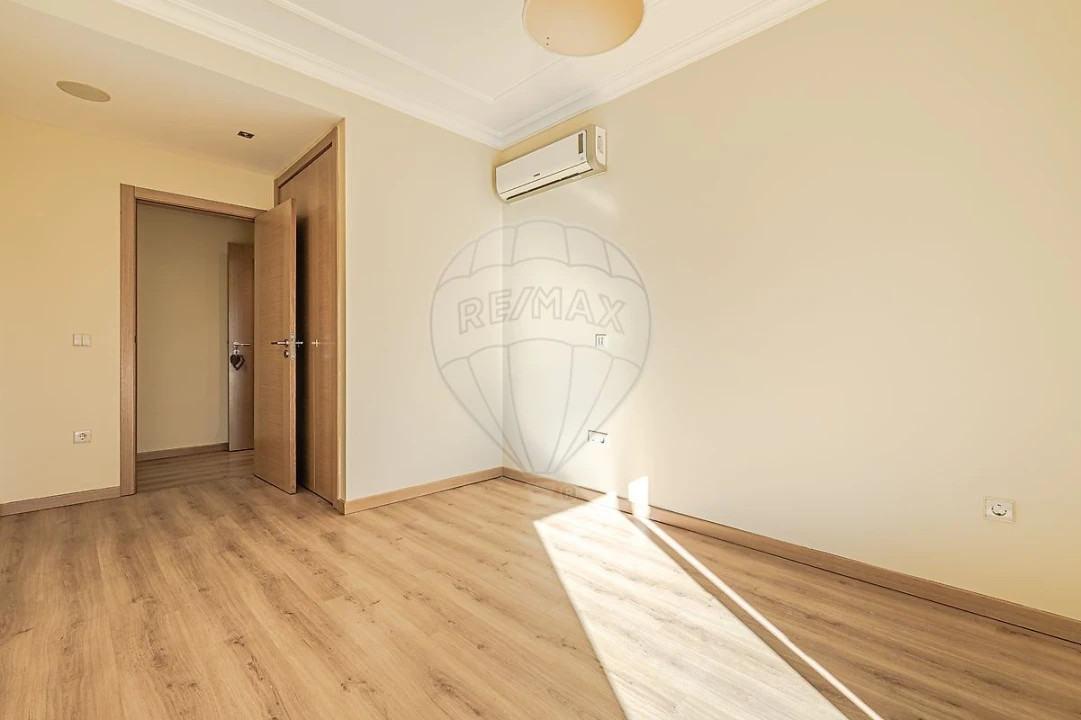 Apartamento T3 para Arrendamento em Vialonga Foto 26