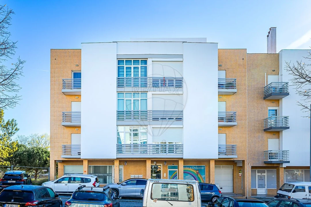 Apartamento T3 para Arrendamento em Vialonga Foto 37