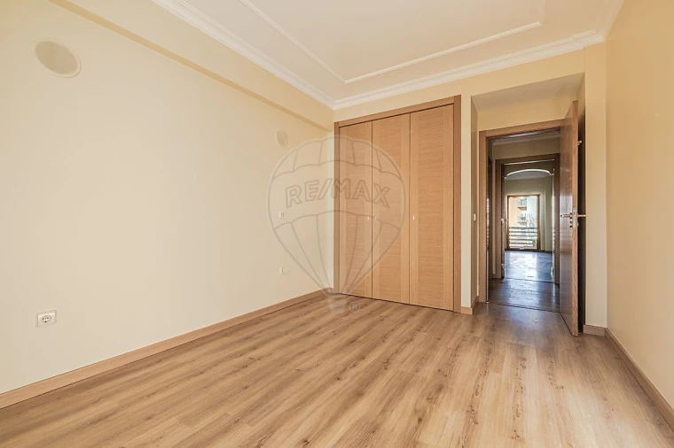 Apartamento T3 para Arrendamento em Vialonga Foto 21