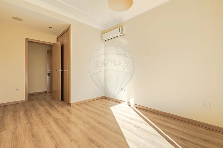 Apartamento T3 para Arrendamento em Vialonga Foto 26