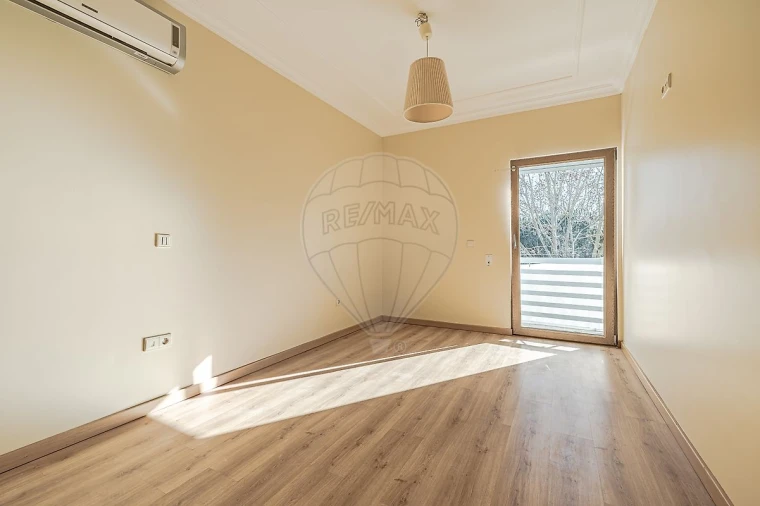 Apartamento T3 para Arrendamento em Vialonga Foto 24