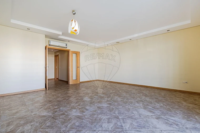 Apartamento T3 para Arrendamento em Vialonga Foto 5