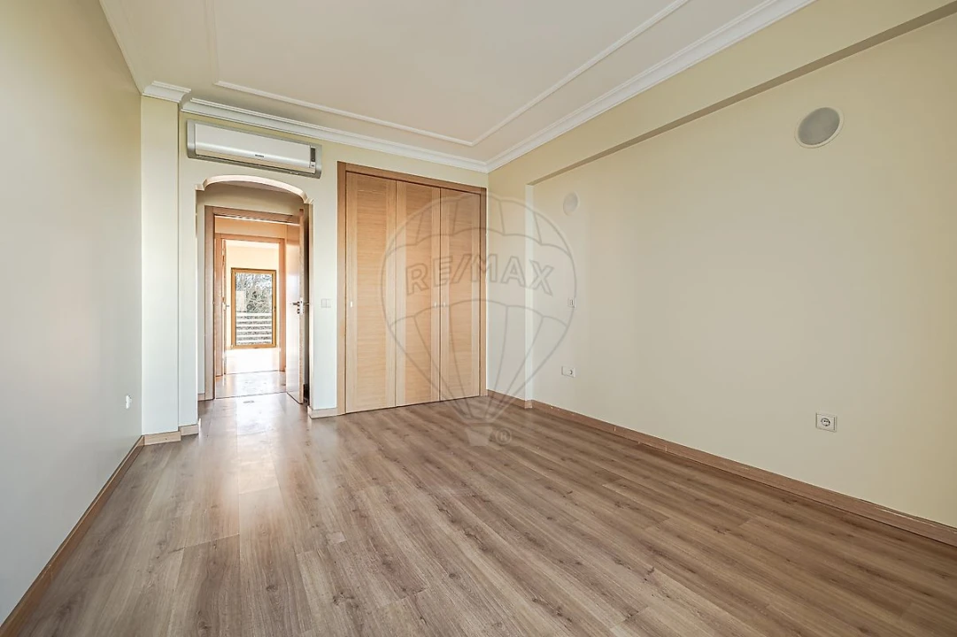 Apartamento T3 para Arrendamento em Vialonga Foto 15