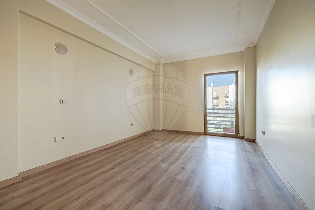 Apartamento T3 para Arrendamento em Vialonga Foto 13