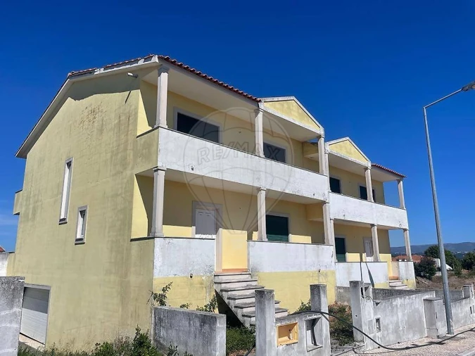 Moradia T4 para Venda em Valado dos Frades Foto 1