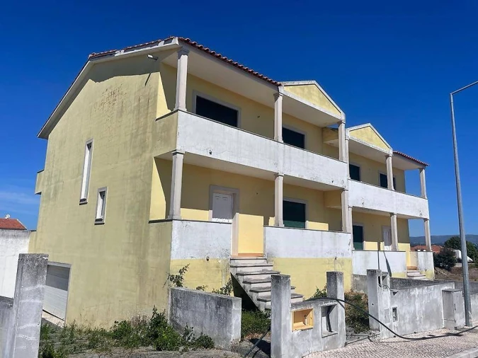 Moradia T4 para Venda em Valado dos Frades Foto 3