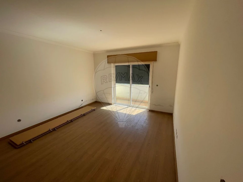 Moradia T4 para Venda em Valado dos Frades Foto 18