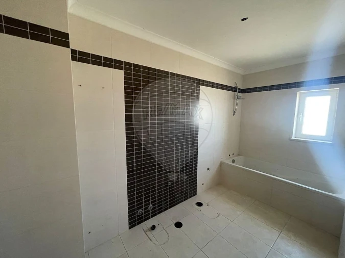 Moradia T4 para Venda em Valado dos Frades Foto 11