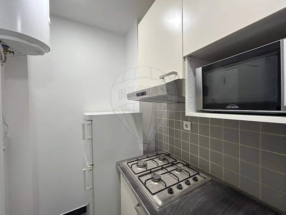 Apartamento T1 para Arrendamento em Santo Antonio dos Olivais Foto 10