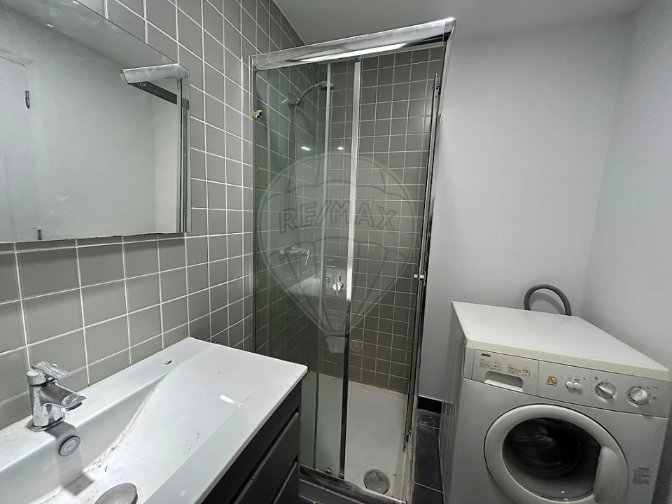 Apartamento T1 para Arrendamento em Santo Antonio dos Olivais Foto 6