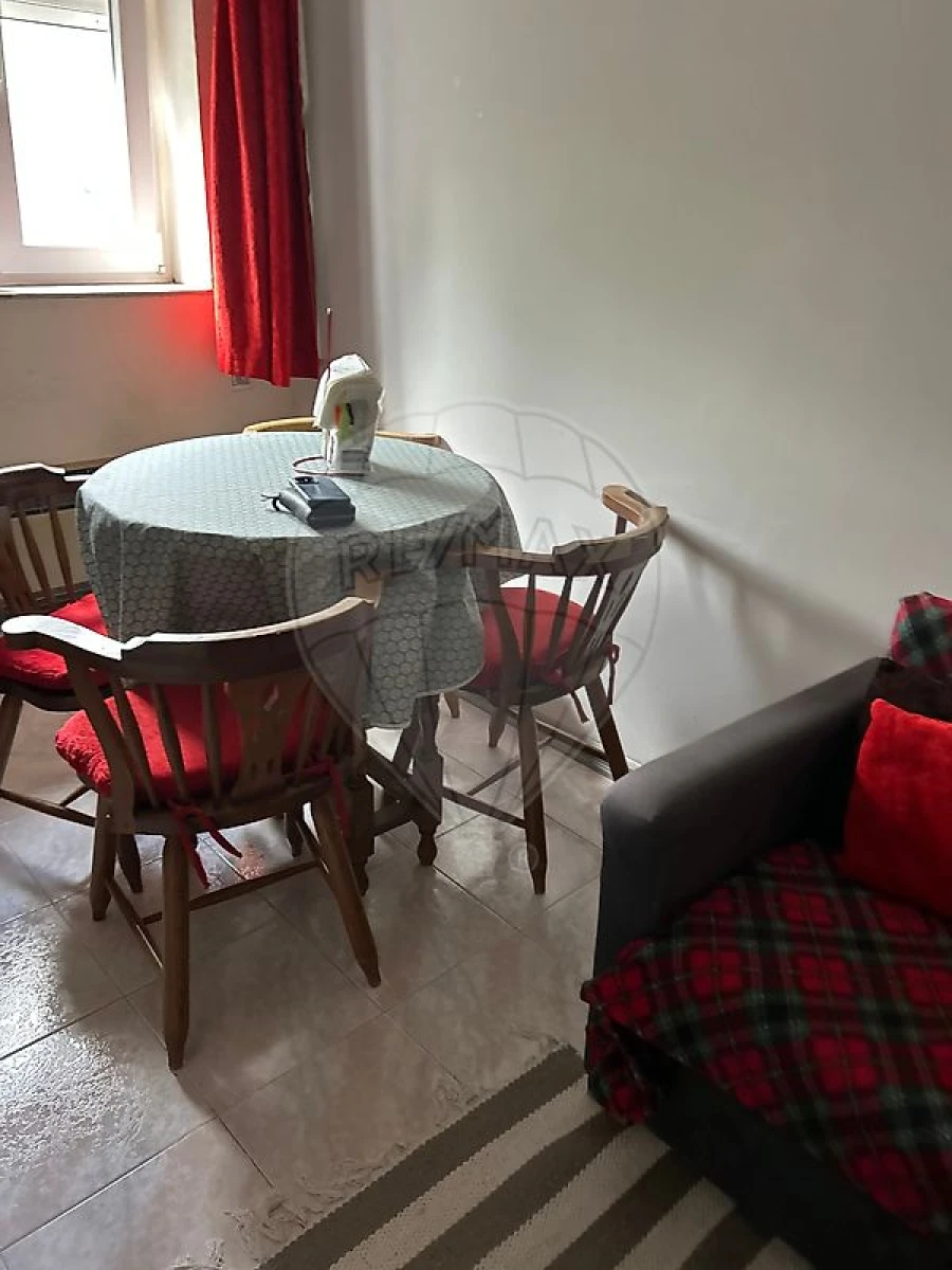 Apartamento T1 para Arrendamento em Santo Antonio dos Olivais Foto 12