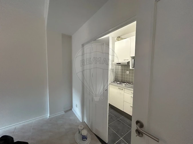 Apartamento T1 para Arrendamento em Santo Antonio dos Olivais Foto 9