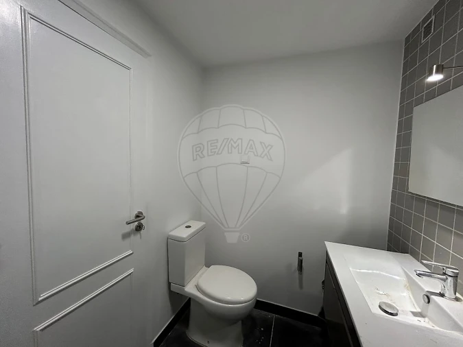 Apartamento T1 para Arrendamento em Santo Antonio dos Olivais Foto 5