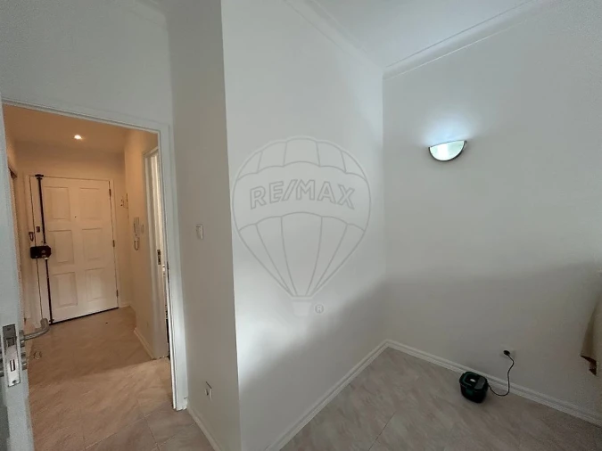 Apartamento T1 para Arrendamento em Santo Antonio dos Olivais Foto 7