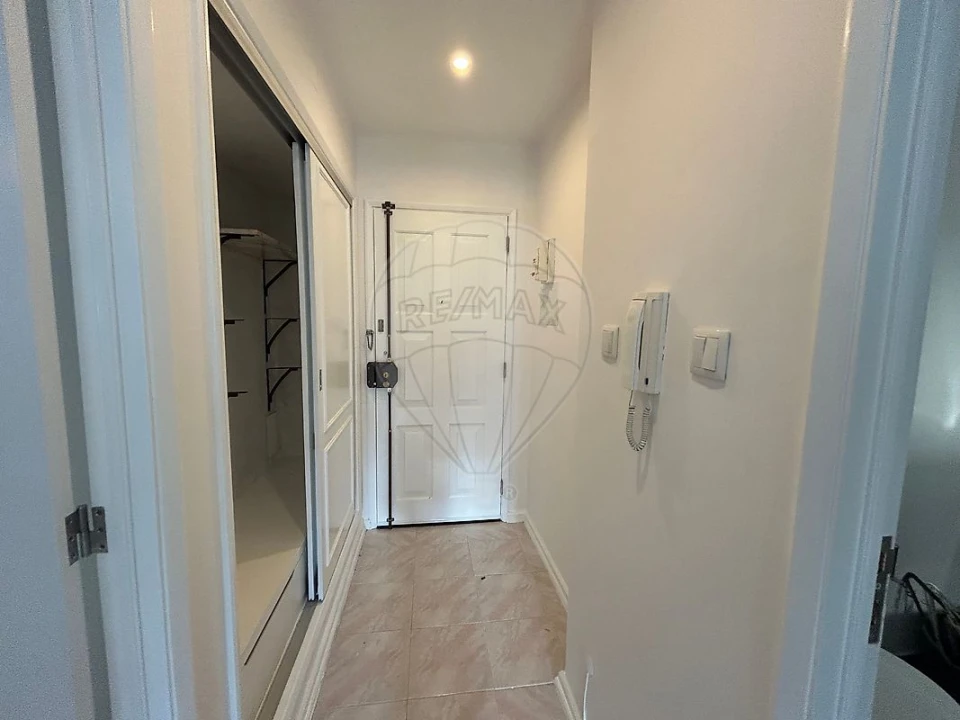 Apartamento T1 para Arrendamento em Santo Antonio dos Olivais Foto 3